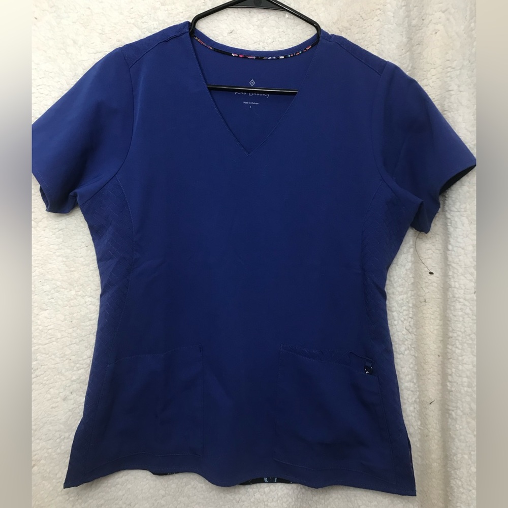 VERA BRADLEY scrub top